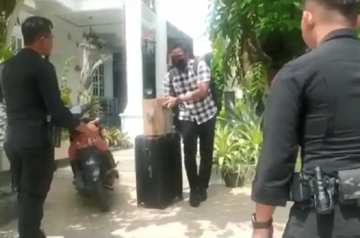 KPK Geledah Rumah Istri...