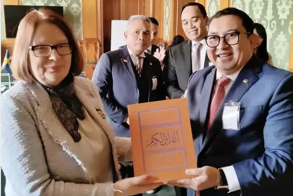 Al-Quran Dibakar di...