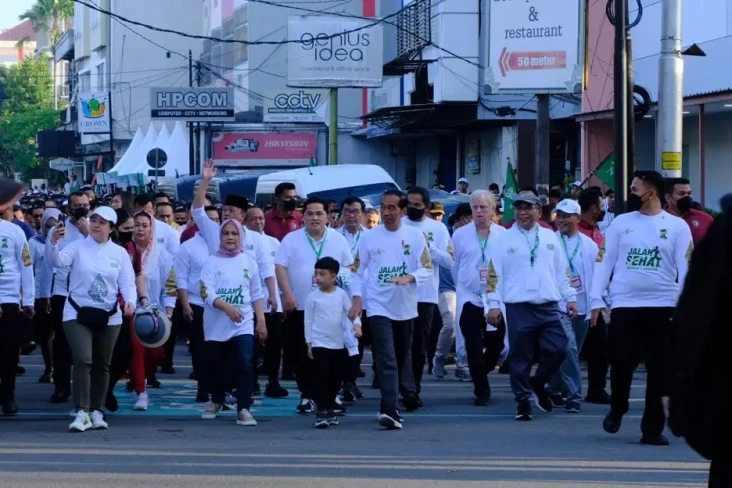 Jalan Sehat Bareng Jokowi,...