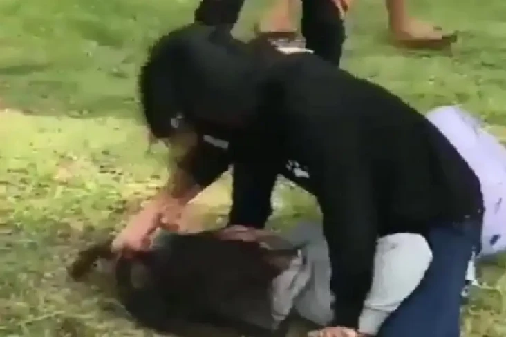 ABG Perempuan Pengunjung...
