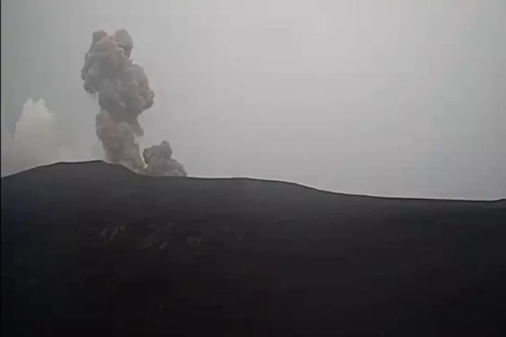 Erupsi Gunung Anak Krakatau...