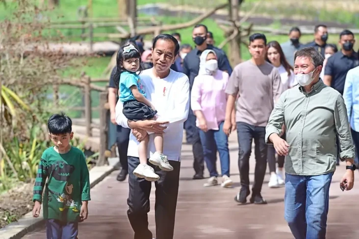 Presiden Jokowi Tinjau...