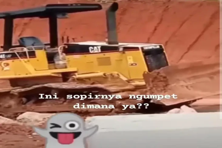 Viral! Backhoe di Proyek...