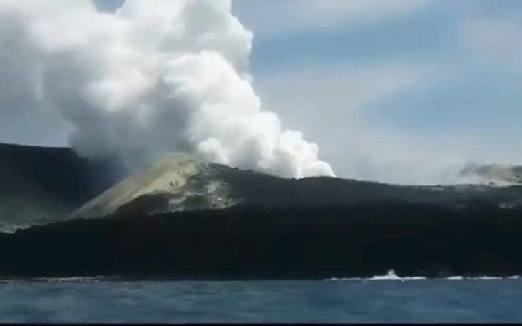 Gunung Anak Krakatau...