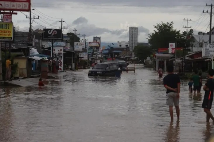 Banjir Melanda Kota...