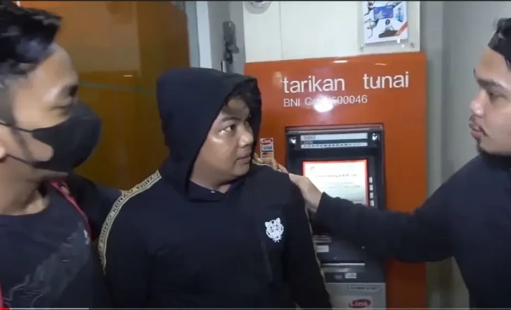 Pinjam Uang Rp50 Juta...