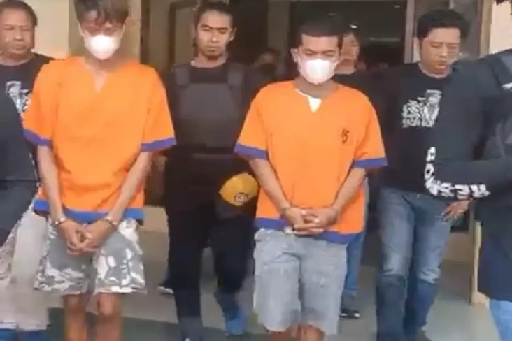 Sadis, 2 Pria Ini Bunuh...