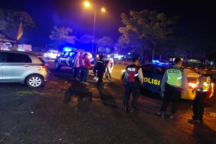 Asyik Pesta Miras di...