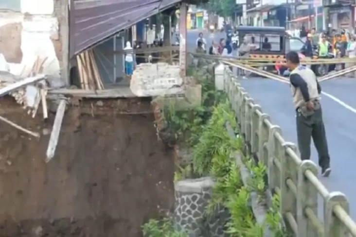 Banjir Gerus Pondasi...