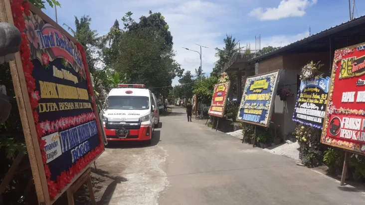 Dipenuhi Karangan Bunga,...