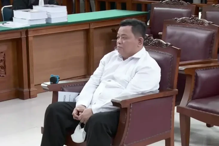 Dengan Suara Bergetar,...