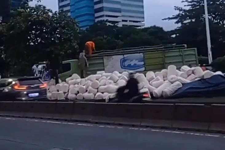 Bus Tabrak 3 Mobil di...