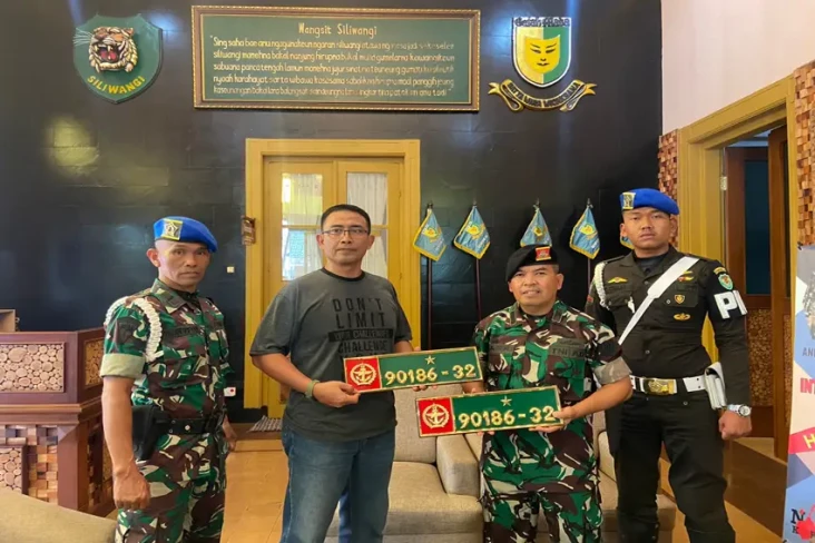Mobil Dinas TNI Isi...