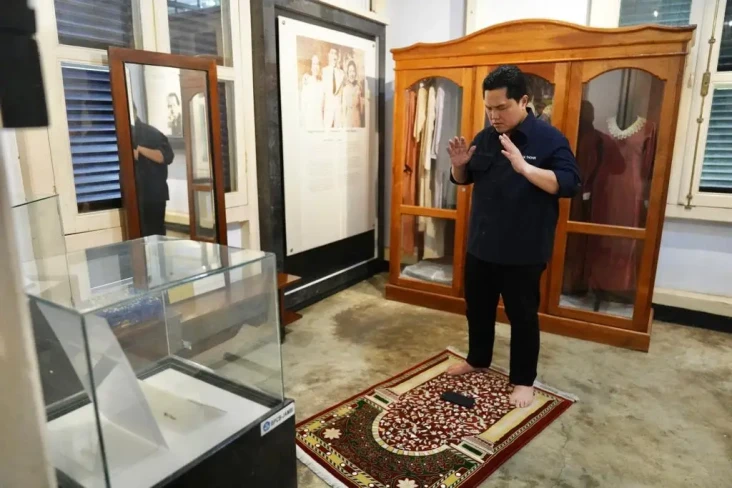 Erick Thohir Salat di...