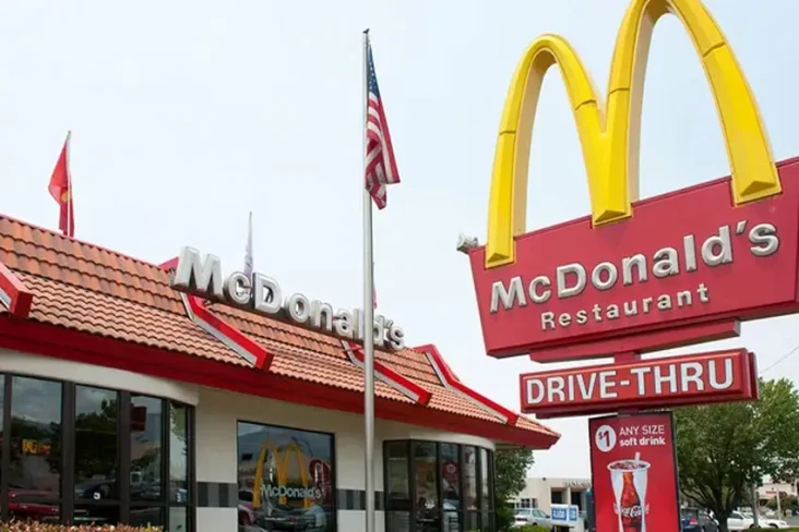 Pelayan McDonalds di...