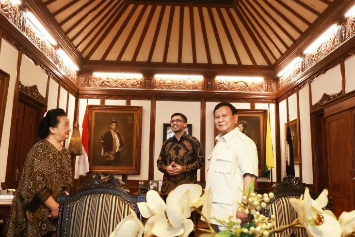 Kunjungi Pura Mangkunegaran...