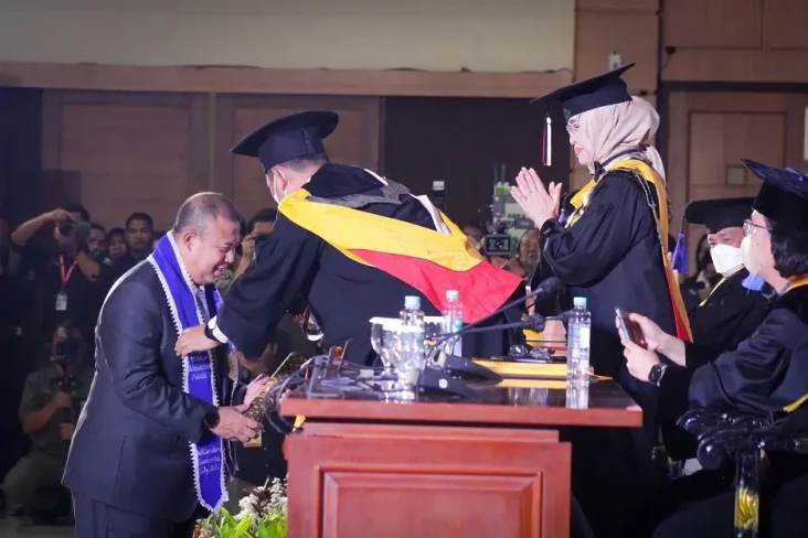 Raih Gelar Doktor, Ketua...