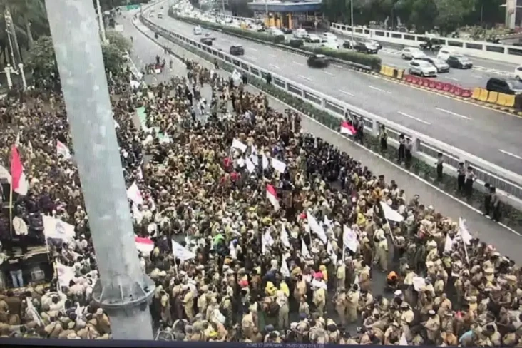 Tumpah Ruah, Massa Aksi...
