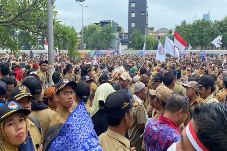 Unjuk Rasa di DPR, Massa...
