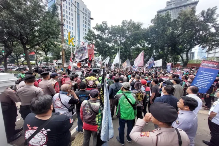Geruduk DPRD DKI, Ratusan...