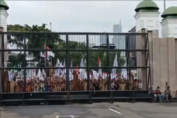 Sempat Goyangkan Pintu...
