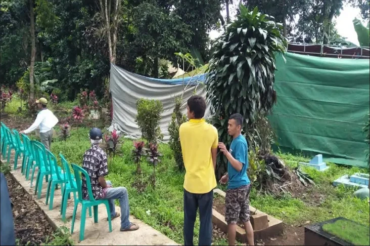 Polisi Bongkar Makam...