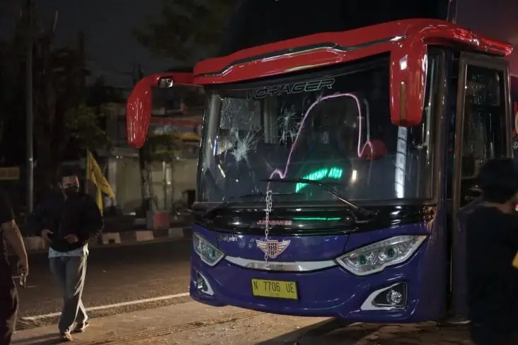Parah! Kaca Bus Arema...