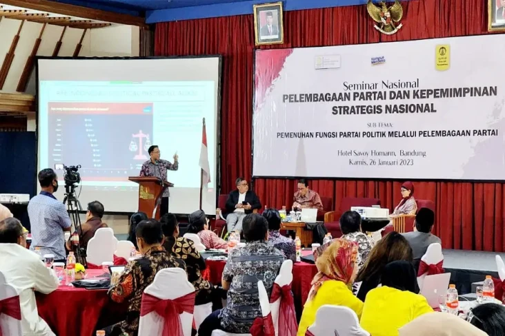 Seminar UI di Bandung,...