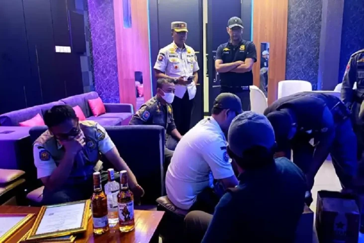 Asyik Nyabu dengan Teman...