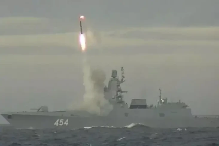 Kapal Perang Rusia Simulasikan...