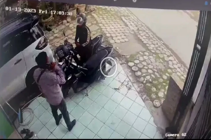 Terekam CCTV saat Bongkar...