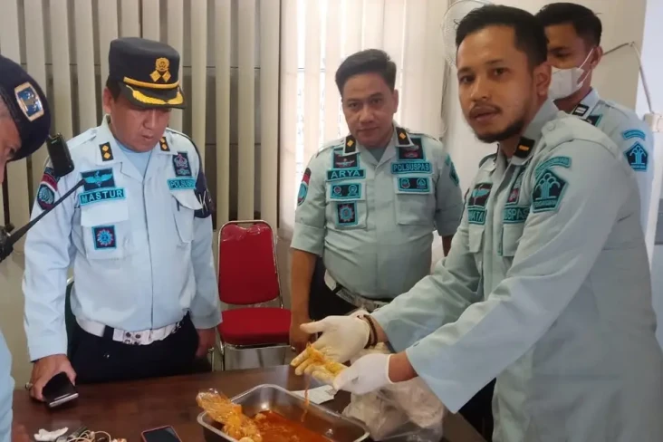 Seorang Wanita Bawa...