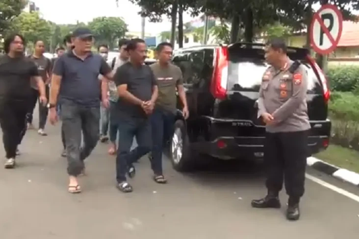 Tangan Diborgol, Mantan...