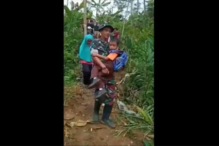 Jalan Tertutup Longsor,...