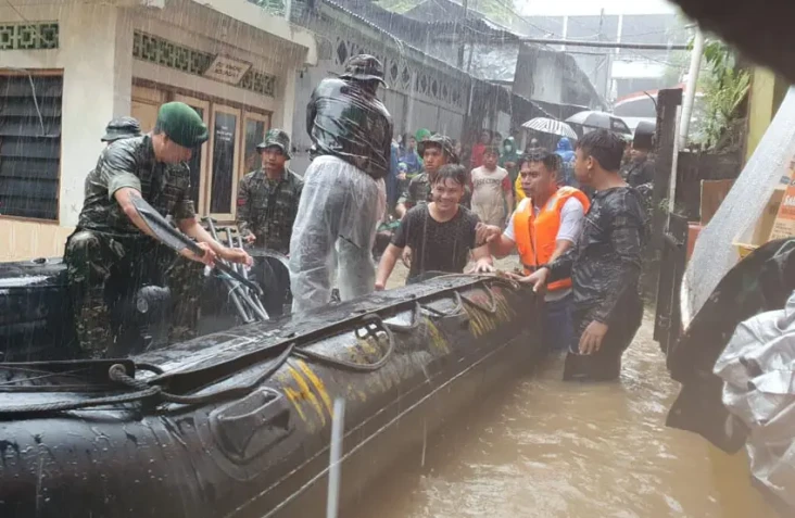 Ratusan Prajurit TNI...