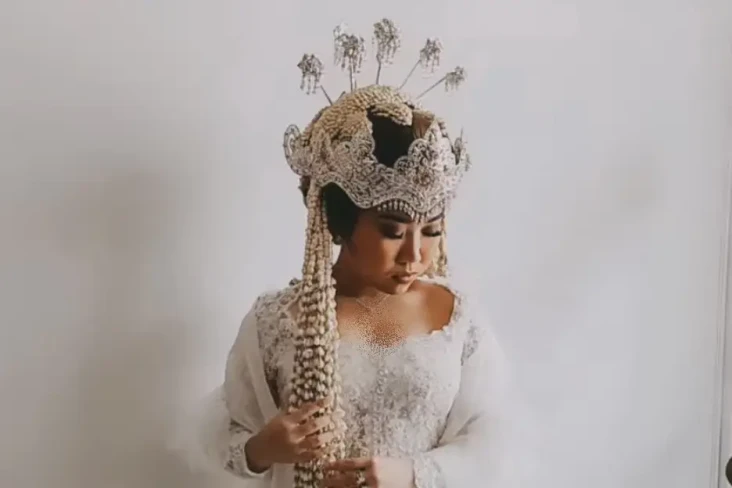 Kenakan Kebaya Merak...