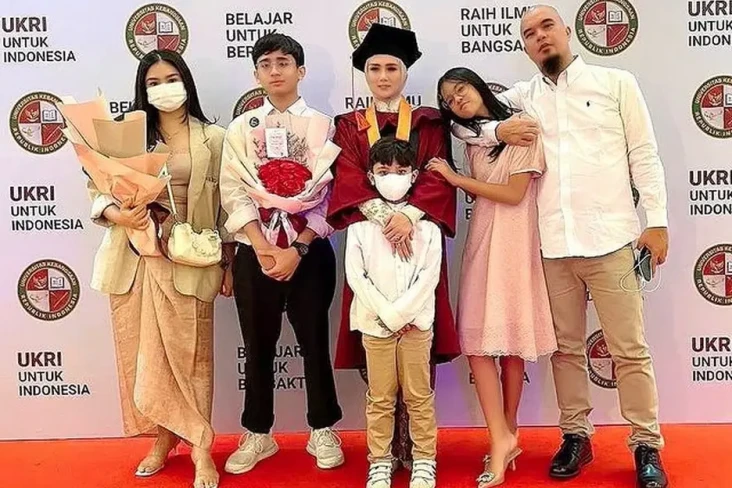 5 Artis Indonesia yang...