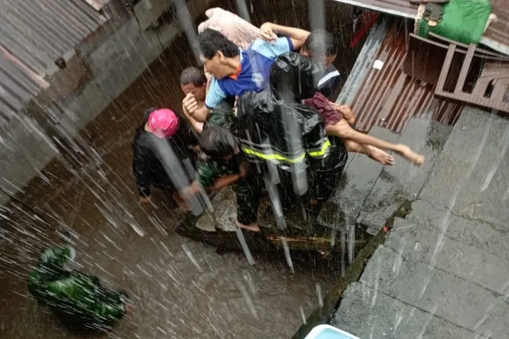 Diguyur Hujan Lebat,...