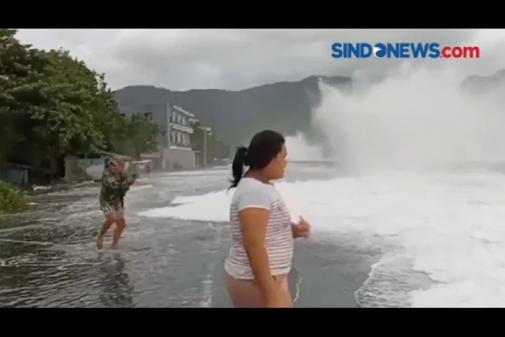 Awas! Gelombang Laut...