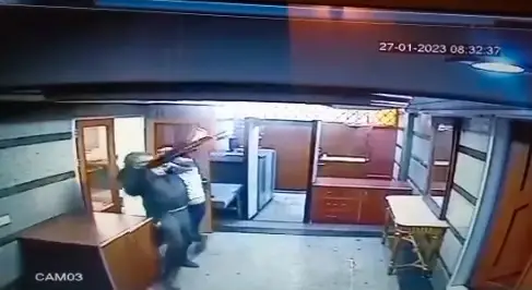 Pria Bersenjata Serang...