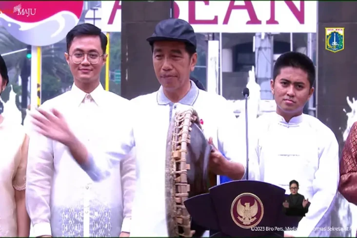 Jokowi Tabuh Rebana,...