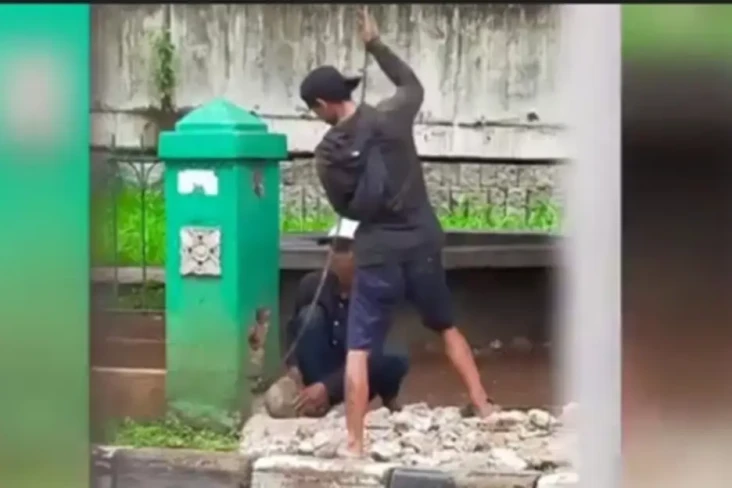 2 Pria Ini Terekam Kamera...