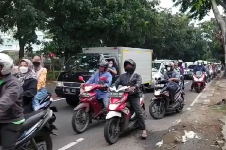 Mobil Pikap Bermuatan...