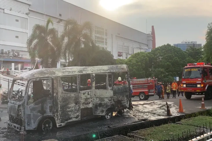 Mobil Travel Terbakar...