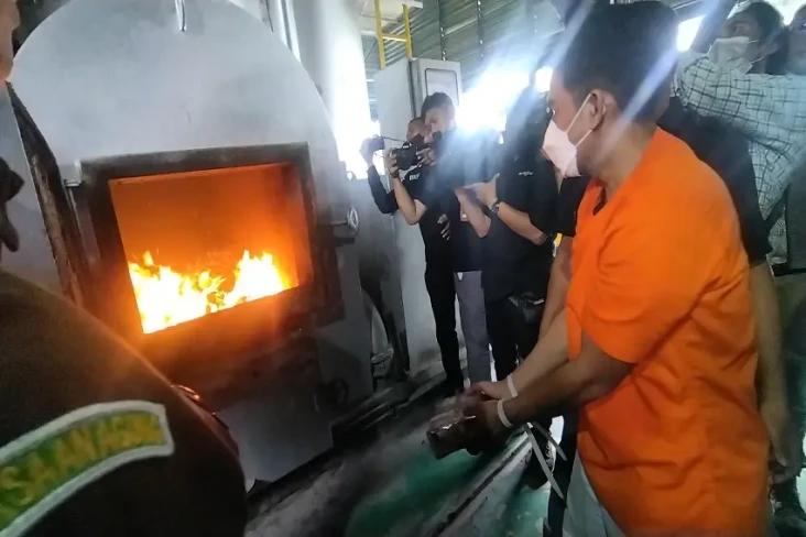 Buronan Kakap Dibekuk,...