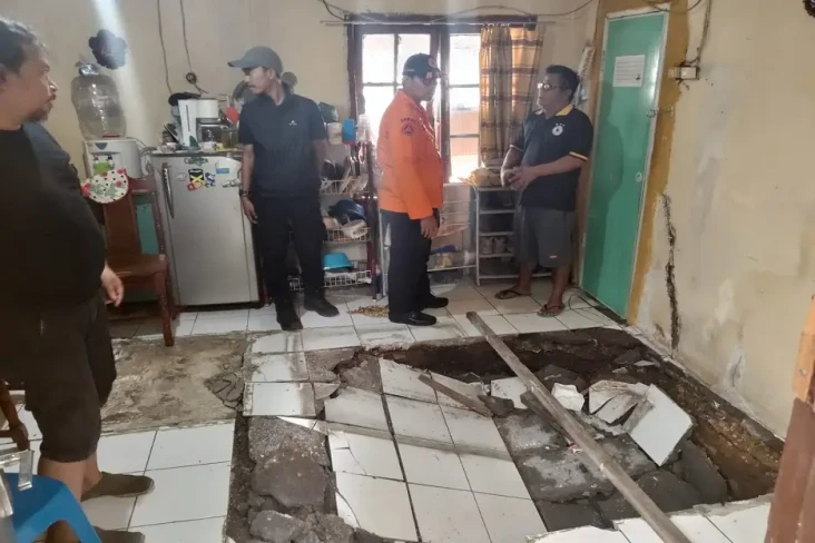 Gegara Tanah Ambles,...