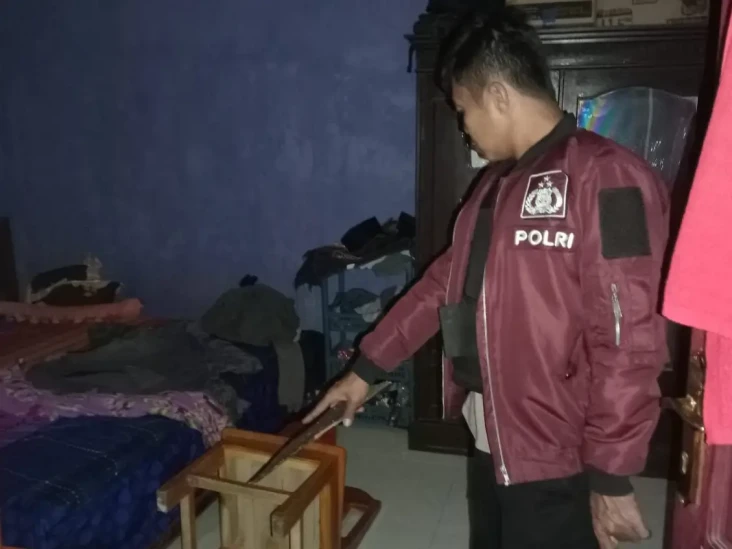 4 Perampok Bersenjata...