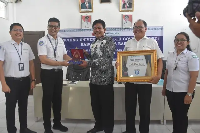 Bupati Nias Barat Terima...