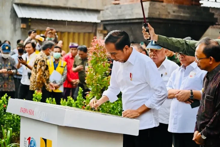 Resmikan Pasar Seni...