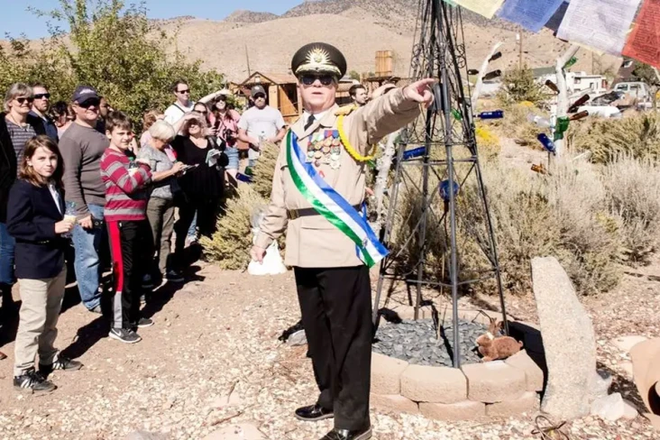 Perkenalkan Molossia,...